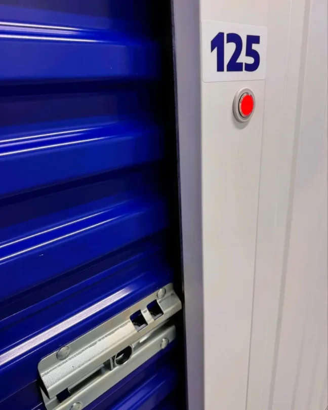 Couloir de box de self-stockage propre et lumineux